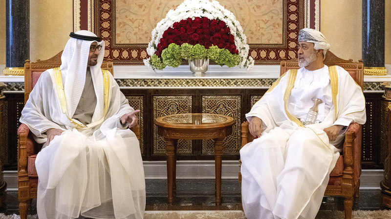 محمد بن زايد وهيثم بن طارق يؤكدان الحرص المتبادل على تنمية العلاقات والتطلع لدفعها إلى الأمام