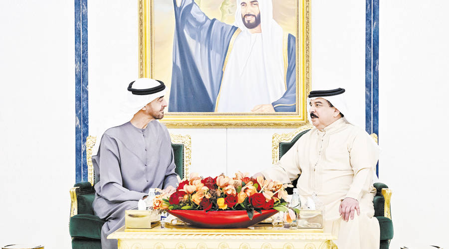 محمد بن زايد يبحث العلاقات مع حمد بن عيسى وخالد بن سلمان