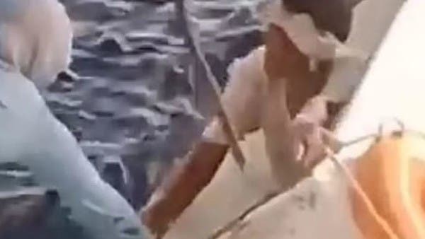 مشهد لا يصدق.. اختبأ بثلاجة وسط البحر 11 يوماً وانتشل حياً