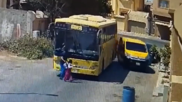 مشهد يحبس الأنفاس.. شاهد لحظة نجاة طفلة من الدهس!