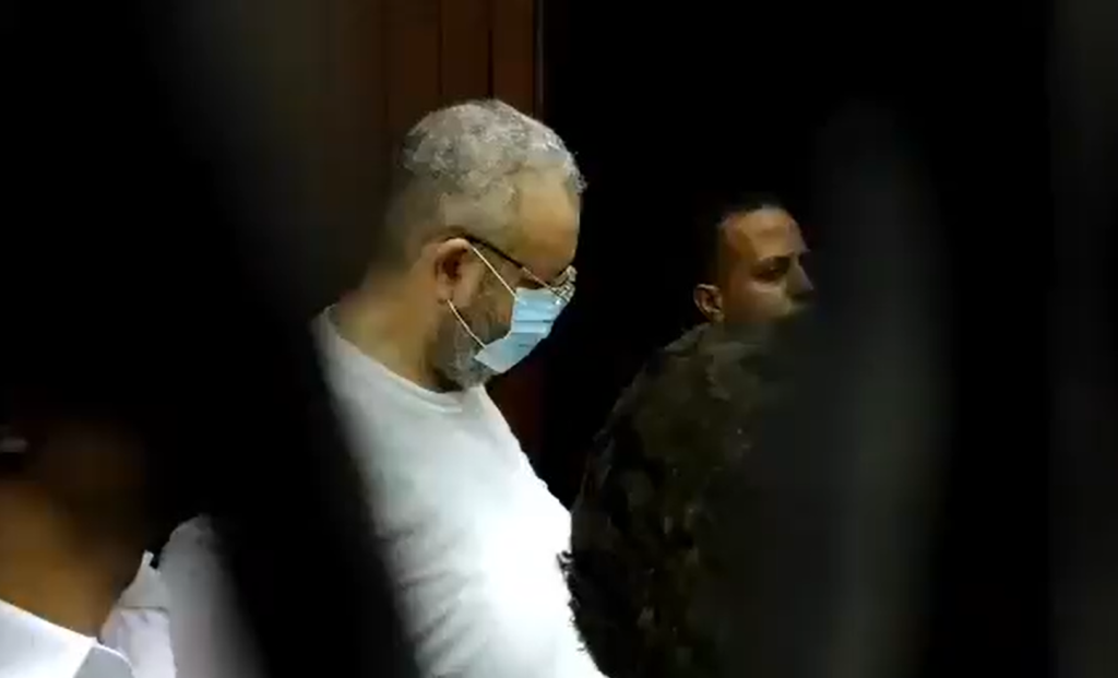 لقطة من فيديو يظهر فيه القاضي أيمن حجاج في القفص خلال تلاوة الحكم ضده
