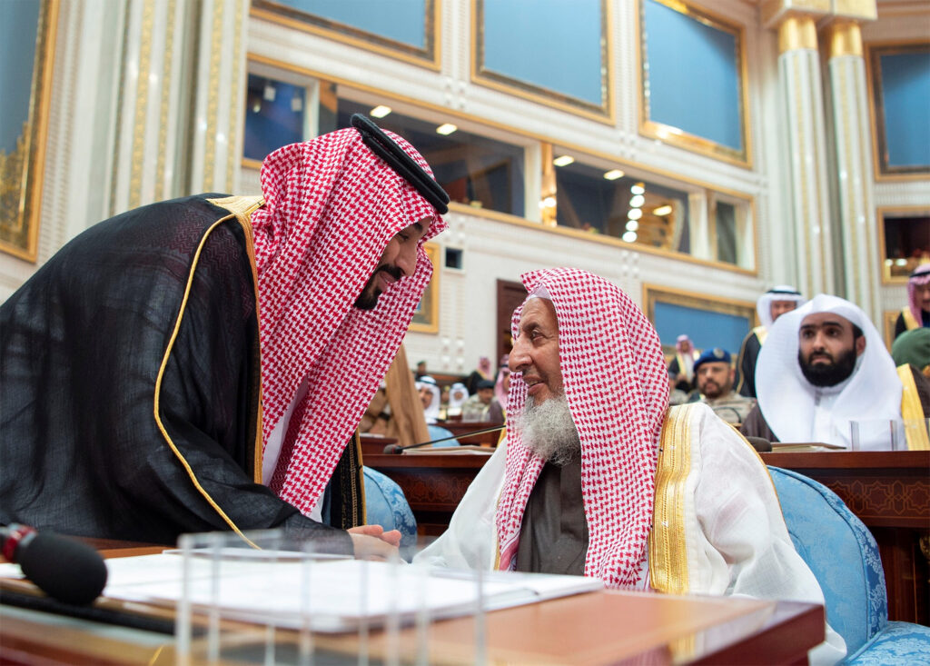 الأمير محمد بن سلمان يتحدث مع مفتي السعودية. أرشيف