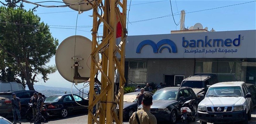 مقتحم "بنك ميد" في شحيم يخرج محاطاً بالجيش.. هذا ما قاله!