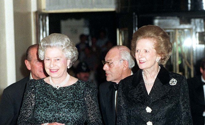 تاشتر رفقة الملكة خلال مأدبة عشاء في لندن عام 1995