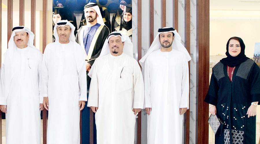 مناقشة خطط تطوير كليتي دبي الطبية والصيدلة