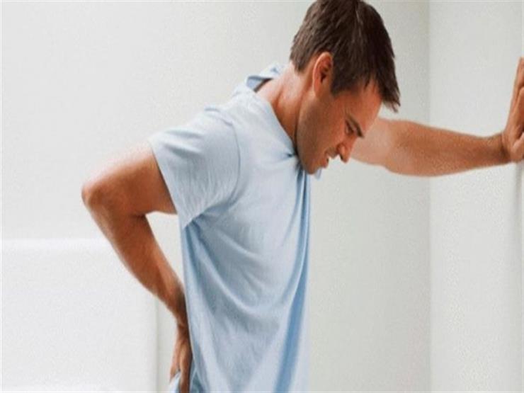منها آلام الظهر المفاجئة. احذر 10 أعراض تشير إلى الإصابة بج