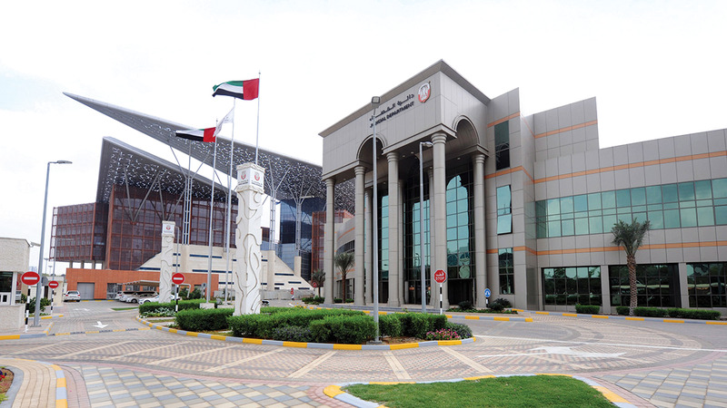 موظف يطالب زوجة مديره بـ 300 ألف درهم