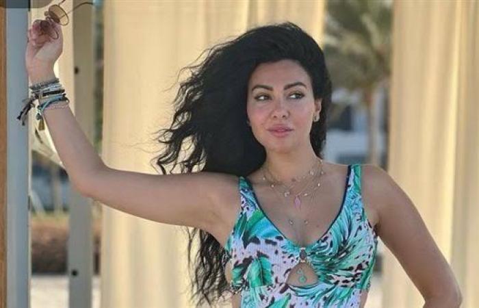 ميرهان حسين… بإطلالة جريئة وفستان مكشوف أظهر التاتو على البحر بالفيديو