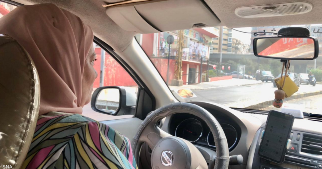 نجاح.. سائقة "تاكسي" تتحدى أزمة لبنان و"النظرة الذكورية"