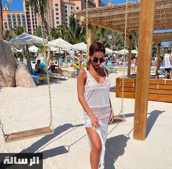 نميمة الفن: إطلالة شمس الملأ بطلة باب الحارة فستان مكشوف الصدر.. ومغرد غلبت صافيناز و رنيا يوسف