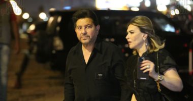 هاني شاكر وزوجته وجمال سليمان فى عزاء زوجة خالد زكى.. صور