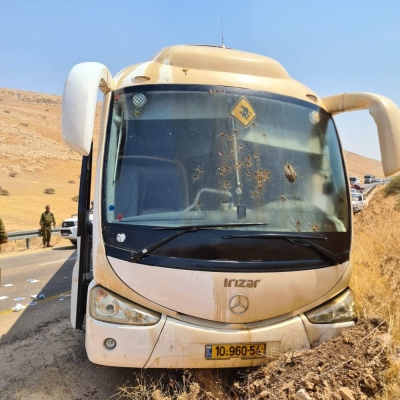 هجوم مسلح على حافلة تقل جنودا إسرائيليين في غور الأردن.. والكشف عن عدد المصابين • صحيفة المرصد