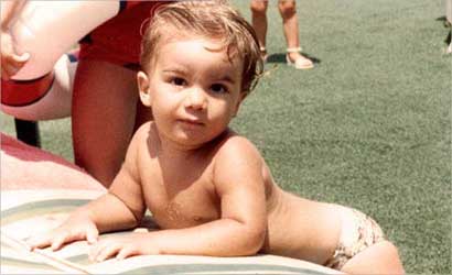 هذا الطفل الأشقر فنان شهير وأوسم نجوم الوسط الفني.. والده وجده وعمته من كبار النجوم وزوجته دخلت عالم التمثيل من أوسع الأبواب