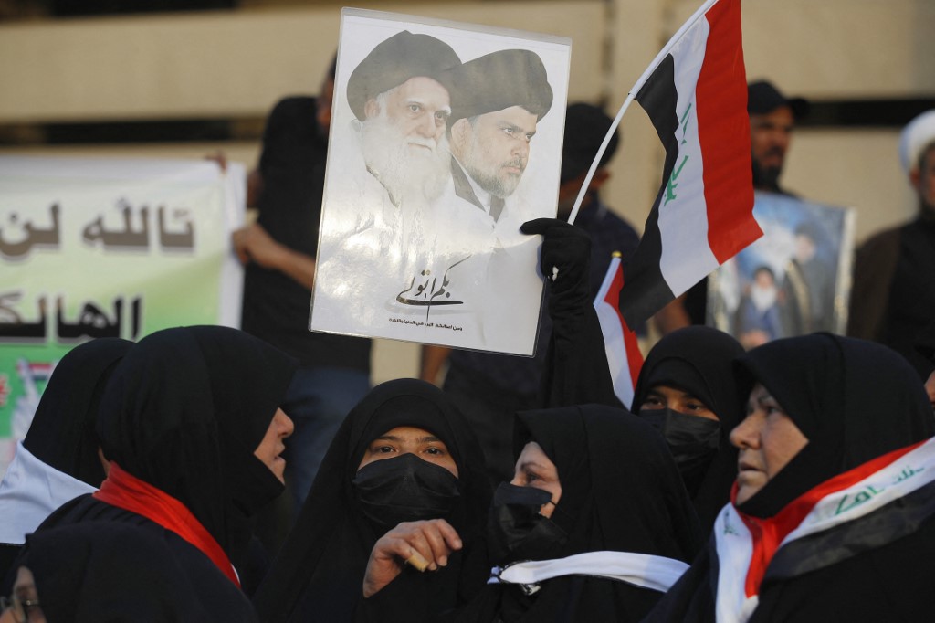 "وزير الصدر" يطرح حلا للأزمة السياسية ويعلق على عودة النواب المستقيلين