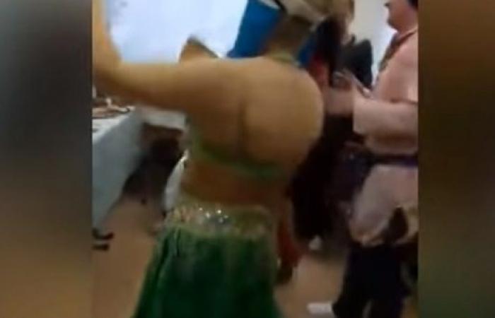 وصلة رقص ببدلة رقص مثيرة لطبيبة في المستشفى والمرضي :غلبتى صافيناز وفيفي .... شاهد الان
