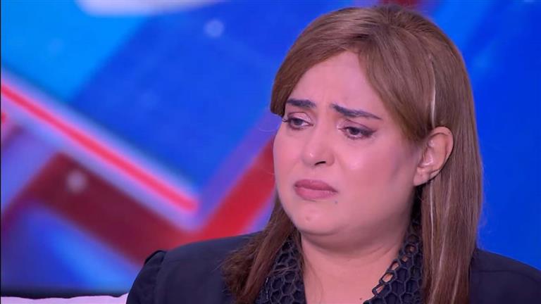 وفاء مكي تنهار من البكاء: "بهدلوا هشام سليم في آخر أيامه" (ف