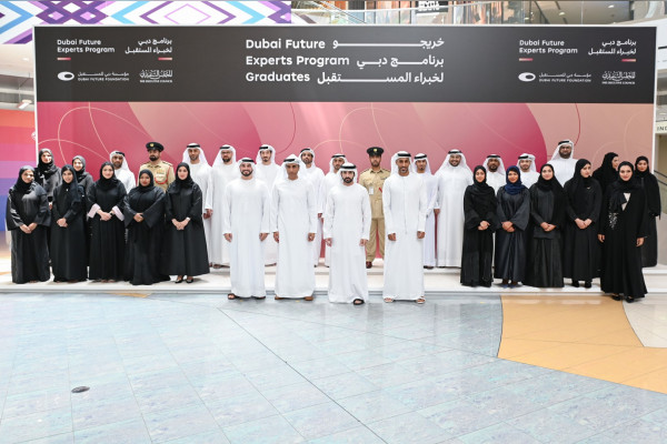 وكالة أنباء الإمارات - حمدان بن محمد يكرم خريجي الدفعة الأولى والثانية من برنامج دبي لخبراء المستقبل