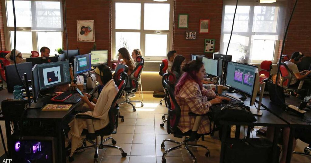 ينشرون فيروس الإحباط.. كيف تتعامل مع الزميل السلبي في العمل؟