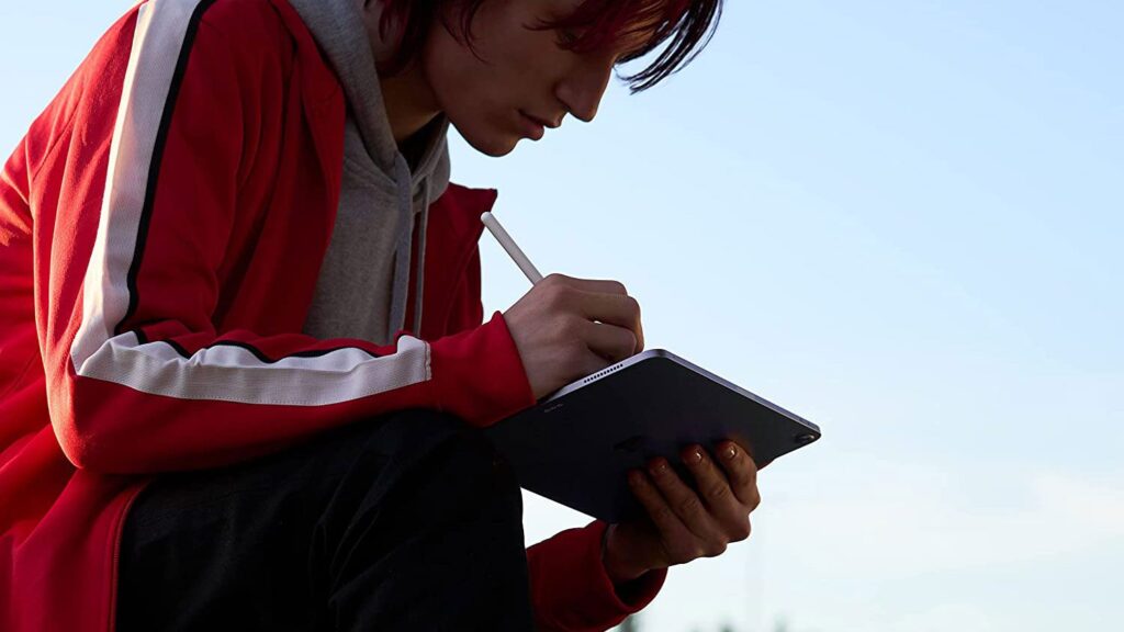 رجل يرسم على iPad Air