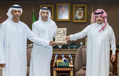 أخبار 24 | أمير عسير يكرّم إماراتيًا عفا عن مواطن وتنازله عن حقه الخاص إثر خلاف وقع بينهما