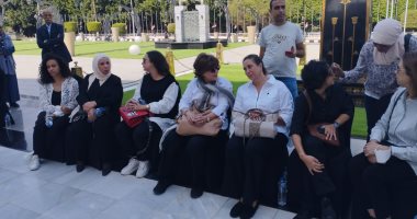 أسرة الزعيم "السادات" تصل النصب التذكارى لإحياء ذكرى نصر أكتوبر.. صور