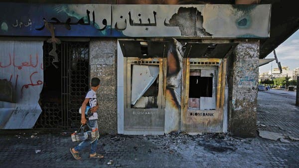 أغرب اقتحام لمصرف في لبنان.. سفير اعتصم وطالب بأمواله!