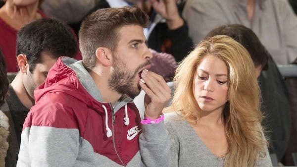 إجبار بيكيه على ارتداء "قميص شاكيرا" أمام الملايين