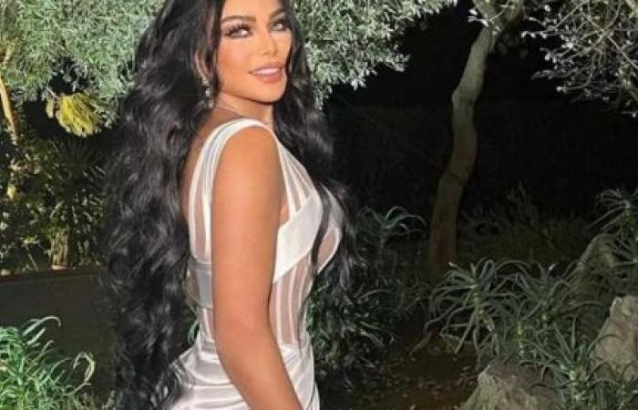 اتفرج .. فستان هيفاء وهبي الفضي.. مكشوف الصدر وأثارت ضجة كبيرة بجرأتها