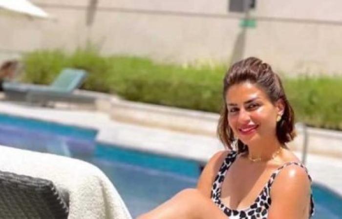 اتفرج .. منة فضالي بتتدلع قدام المراية بالأبيض الشفاف