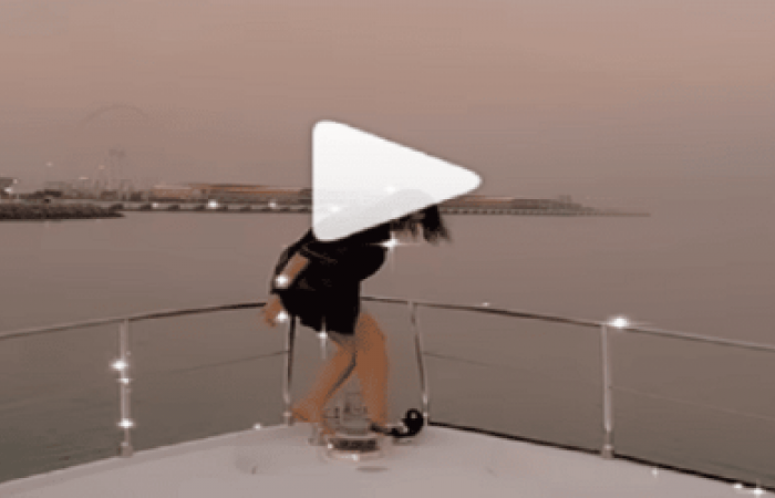 اتفرج – مني فاروق تشوق الشباب بالقميص المفتوح