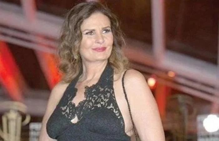 اشتهيت معاشرة هذا العنتيل ووافقت أنام معه