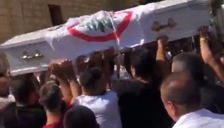 'التيّار' يعترض جنازة في ميرنا الشالوحي ويُطلق النار على الأهالي... 'لا حرمة للموت!' (فيديو)