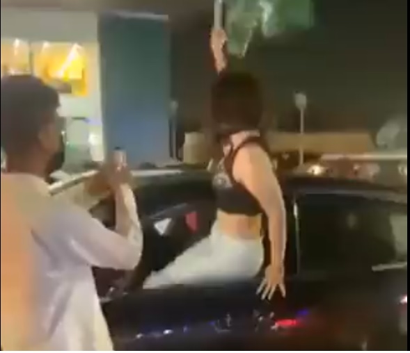 شاب يتحرش بفتاة كانت قد خرجت من نافذة سيارة