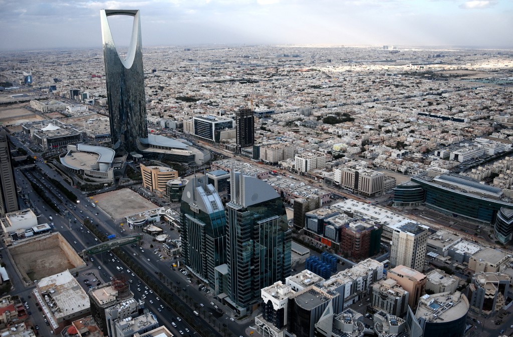 يملك صندوق الثروة السيادي السعودي برئاسة ولي العهد الأمير محمد بن سلمان 16.9 بالمئة من شركة المملكة القابضة المملوكة للأمير الوليد