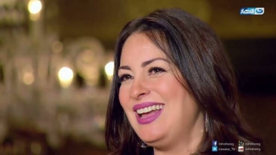 الفنانة "نرمين الفقي"‬⁩ تنهي خطوبتها من ⁧‫سفير‬⁩ بسبب ما قالته والدته عن رائحتها!- فيديو