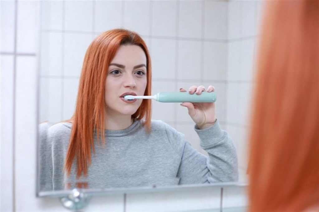 انتبه.. القيام بذلك أثناء تنظيف أسنانك بالفرشاة يؤثر على دماغك