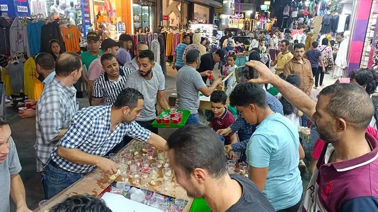 بالصور- عادة إسكندرانية.. مسلمون ومسيحيون يوزعون الشربات بال