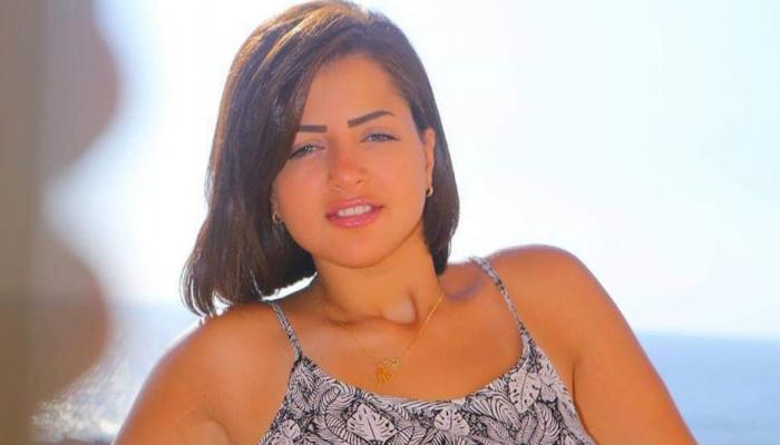 بالصور.. منى فاروق بالتوب الجريء.. في السيارة بتستعرض جمالها وبتودع الصيف