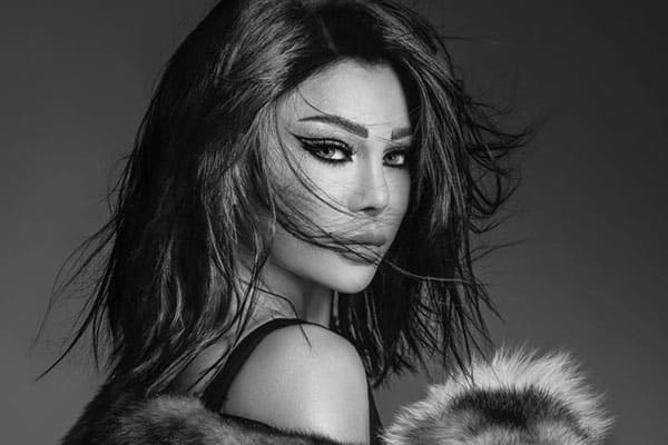 بالصور.. هيفاء وهبي بجمبسوت دانتيل أسود.. ناوية تجننكم بده كمان بعد الأصفر المكشوف
