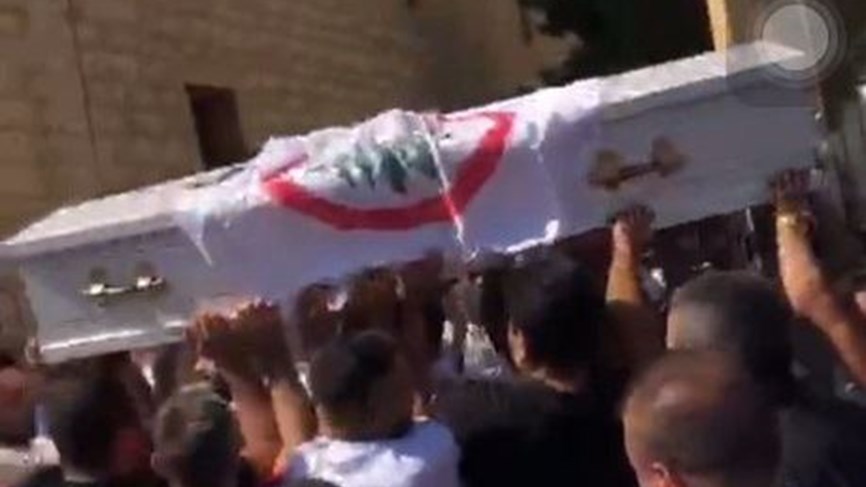 بالفيديو ـ التيار الوطني الحرّ يعترض جنازة في ميرنا الشالوحي ويُطلق النار... 'لا حرمة للموت.. يا عيب الشوم!'