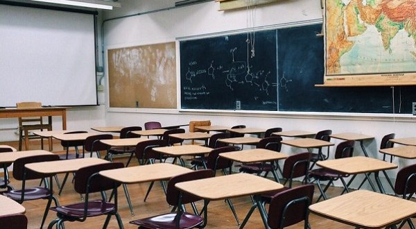 بسبب هذا الفيديو الخادش.. إحالة مدير مدرسة كبير من منصبه