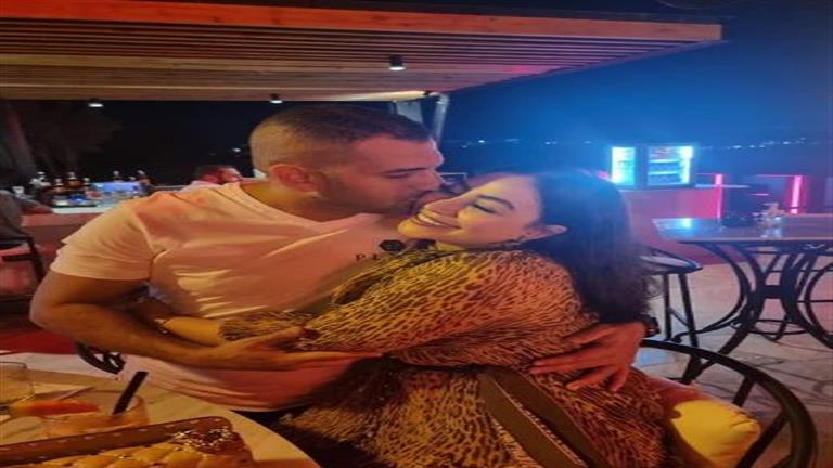 بوسي تنشر صورا رومانسية جديدة تجمعها بزوجها.. وتعلق: "حبي"