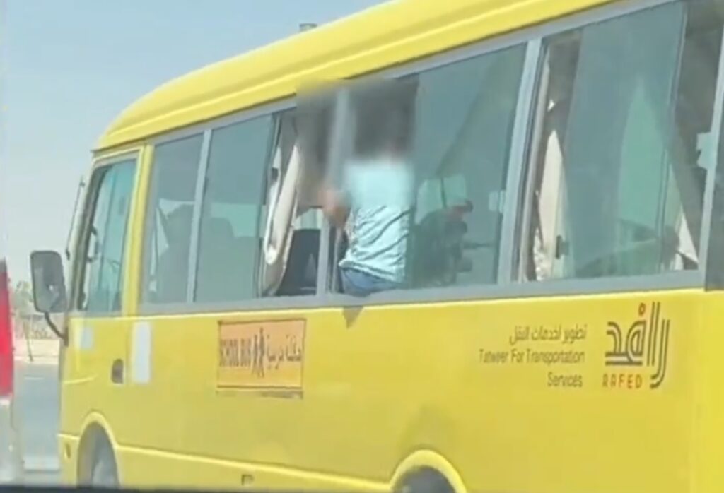 تصرف خطير.. تحرك رسمي سعودي بعد فيديو جلوس طالب على نافذة حافلة