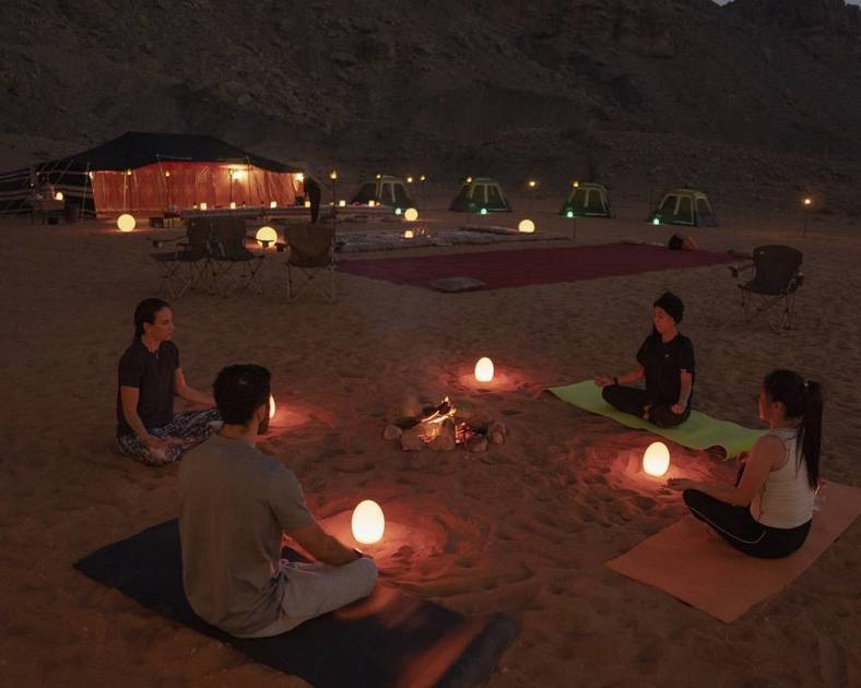 جلسة يوجا للسيدات في مركز مليحة للآثار