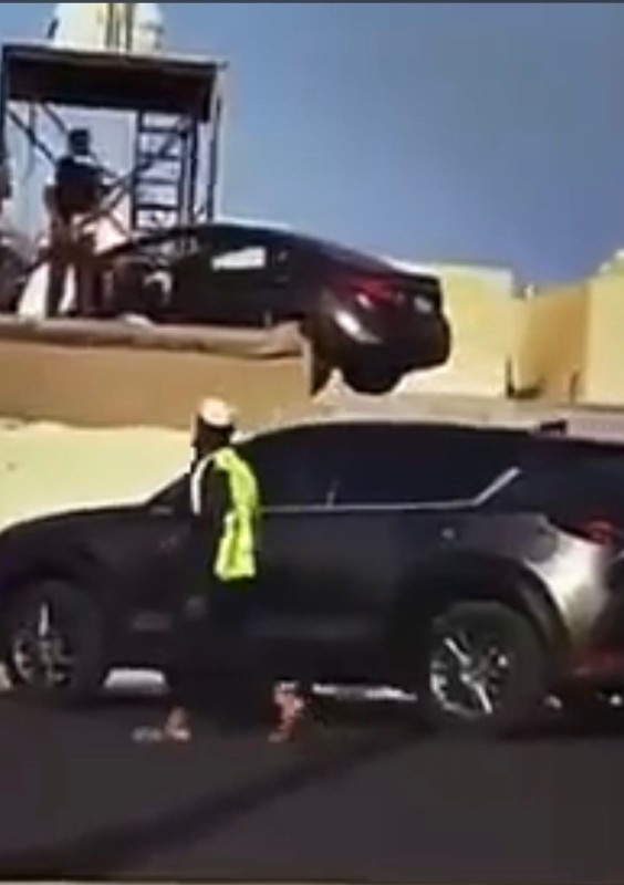 حادثة شمالي جدة تثير الحيرة وتتناقلها منصات التواصل.. مركبة ترتطم بتل ترابي وتستقر فوق سور أسمنتي - أخبار السعودية
