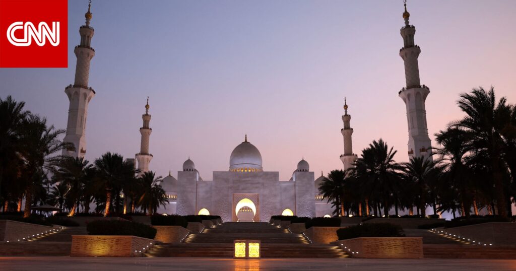 رجل دين مسيحي يشارك بتكريم الفائزين بمسابقة للأوقاف الإماراتية.. ووسيم يوسف يُعلق