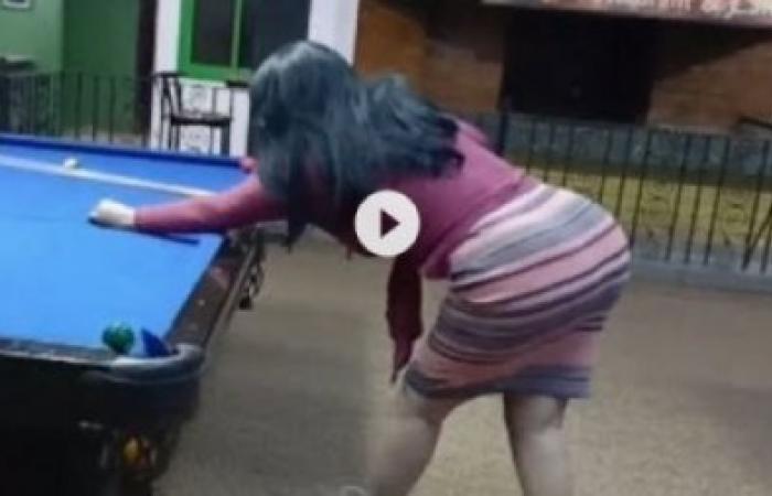 سما المصري تلعب بعصا البلياردو بطريقه مثيرة جدا ..اتفرج ماذا فعلت بمؤخرتها