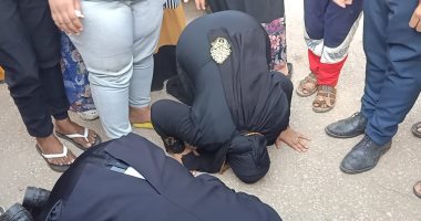 سيدة الكرنك تسجد لله شكرا وتقبل الأرض عقب وصولها منزلها بالفشن.. فيديو وصور