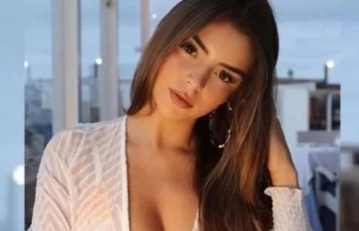 شاهد .. ديمي روز ترفع ملابسها الخفيفة والشفافة وتُظهر نفسها بالكامل دون أن تخفي شيء !!