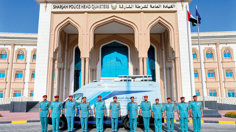 شرطة الشارقة تقدم خدمات للمتعاملين في مكان وجودهم